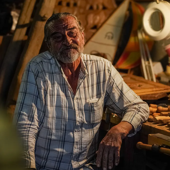 Artesano veterano en su taller de toda la vida